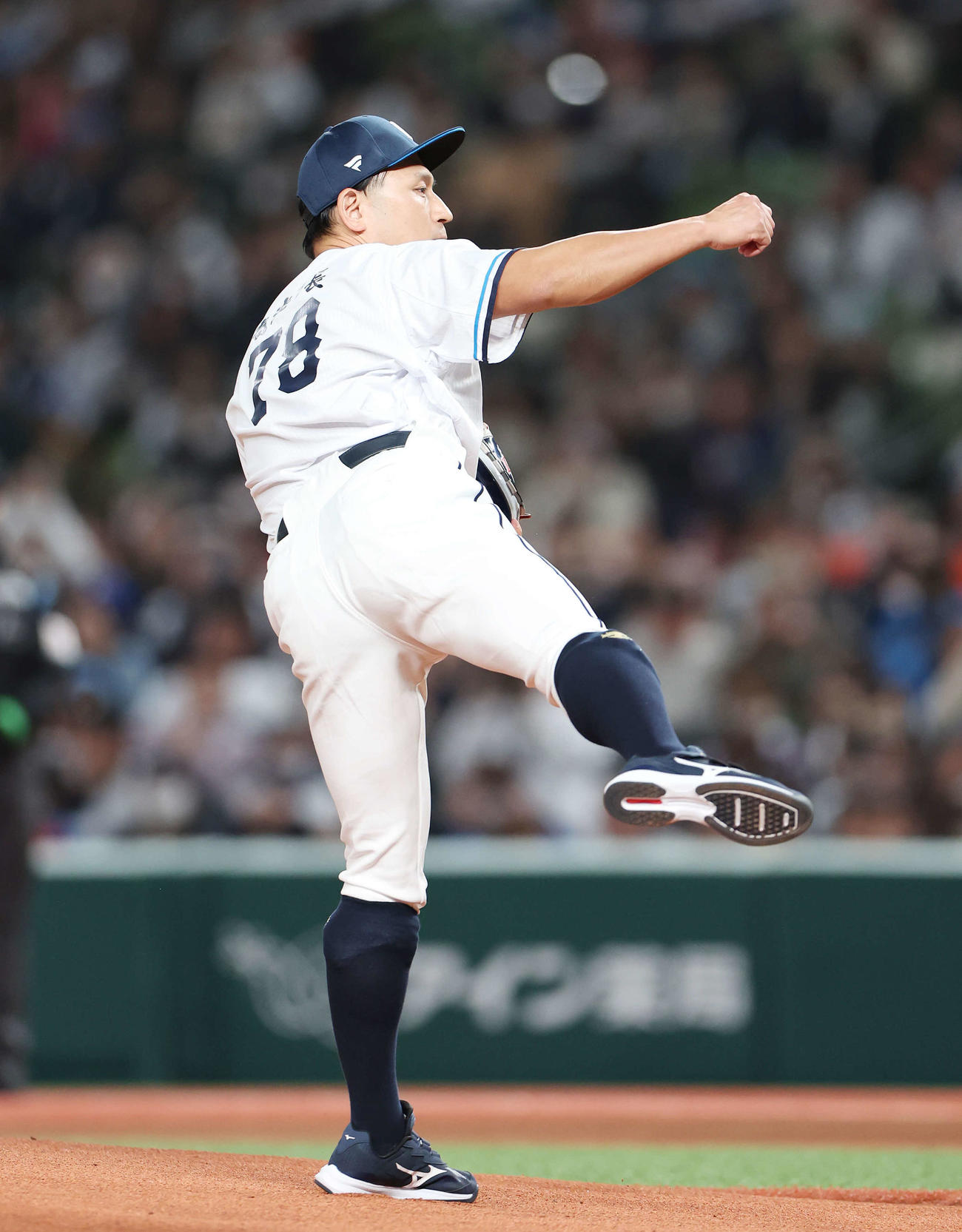 西武対オリックス　始球式を投げるオードリー春日俊彰（撮影・宮地輝）