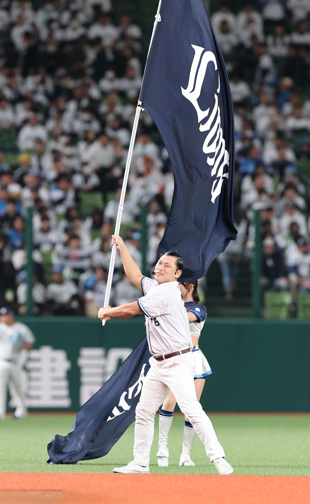 西武対オリックス　ホーム開幕戦オープニングセレモニーに登場したオードリー春日俊彰（撮影・河野匠）