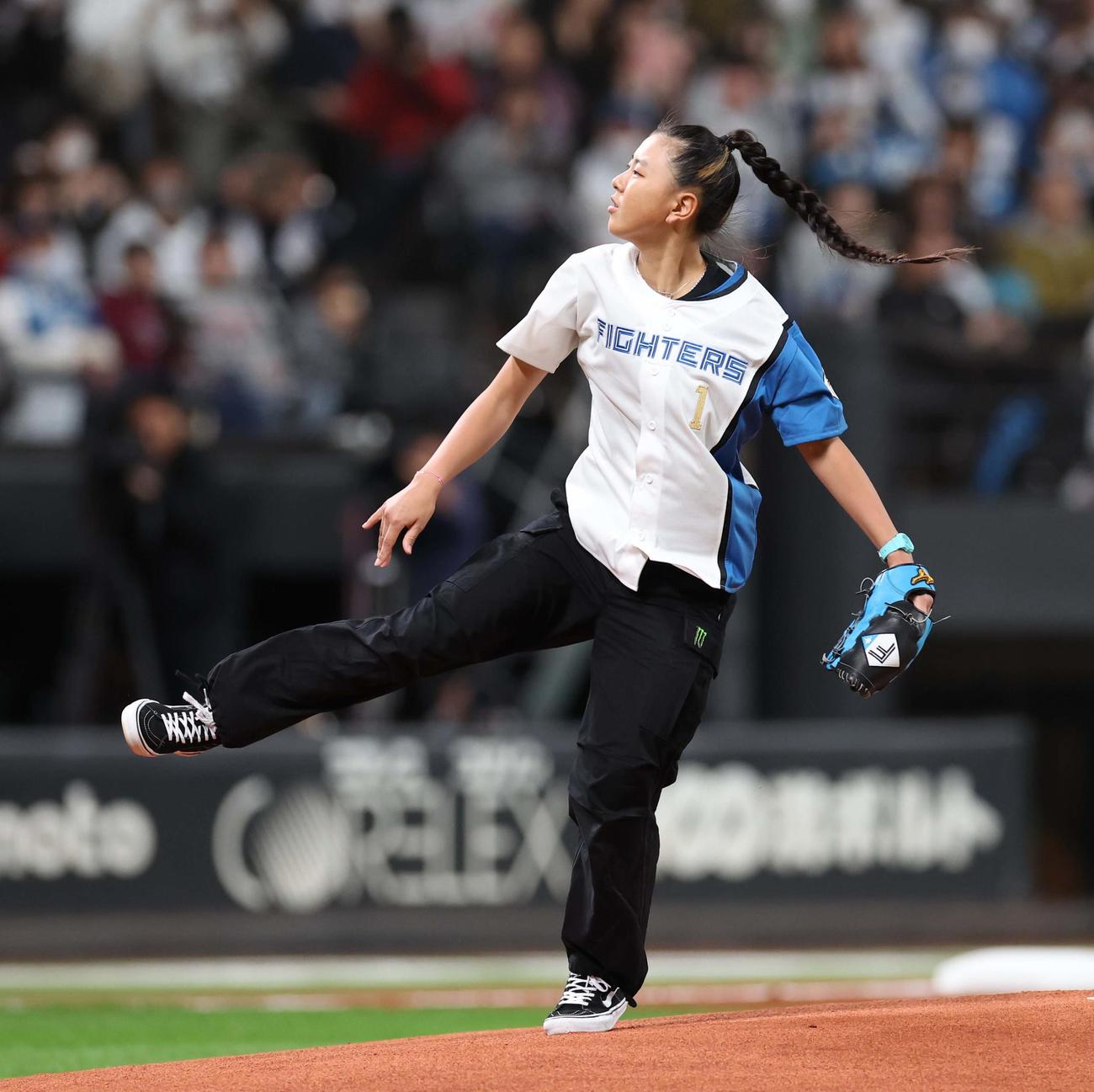 日本ハム対楽天　始球式を務めるスケートボードの開心那（撮影・黒川智章）