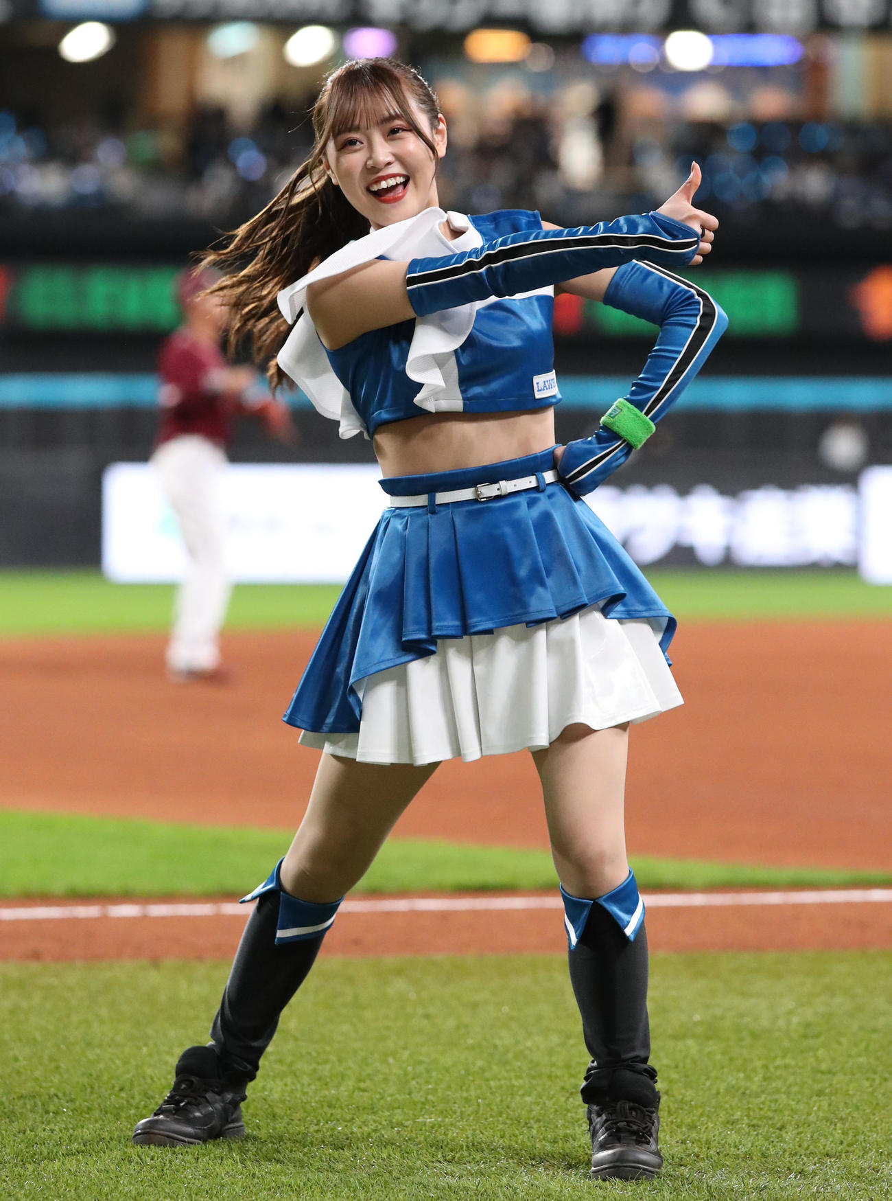 日本ハム対楽天　ダンスを披露するファイターズガールの竹市琴美さん（撮影・佐藤翔太）