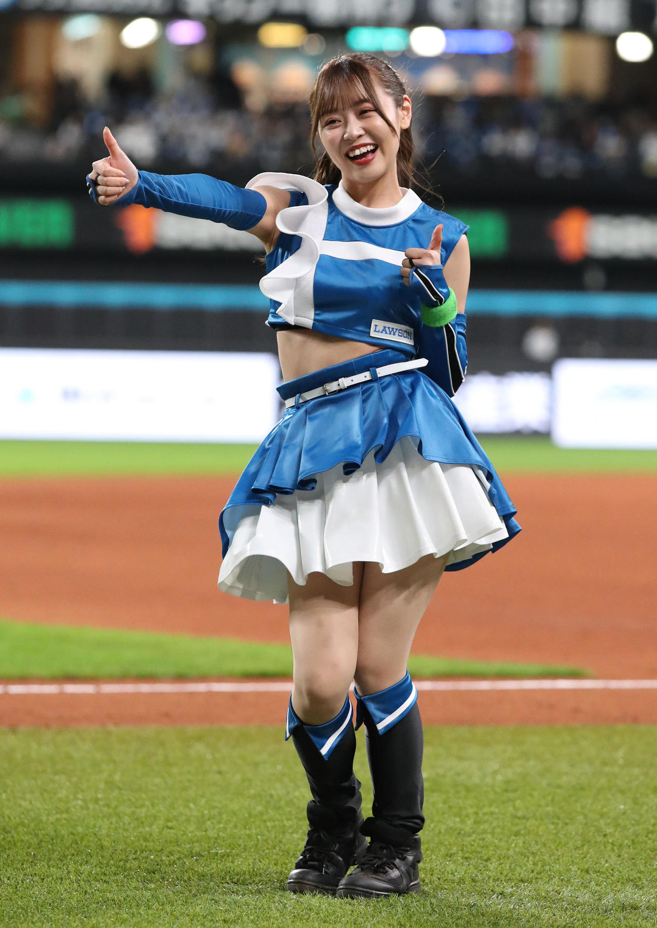 日本ハム対楽天　ダンスを披露するファイターズガールの竹市琴美さん（撮影・佐藤翔太）