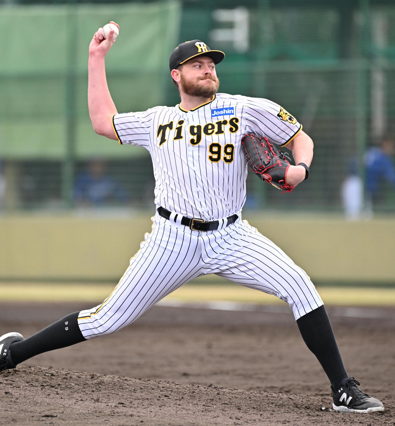 阪神対中日　阪神5番手のビーズリー（撮影・石井愛子）