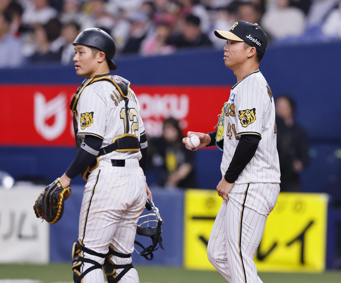 阪神対DeNA 3回表DeNA1死満塁、山本に中前打を浴びてピンチを広げた阪神村上（右）と捕手坂本（撮影・藤尾明華）
