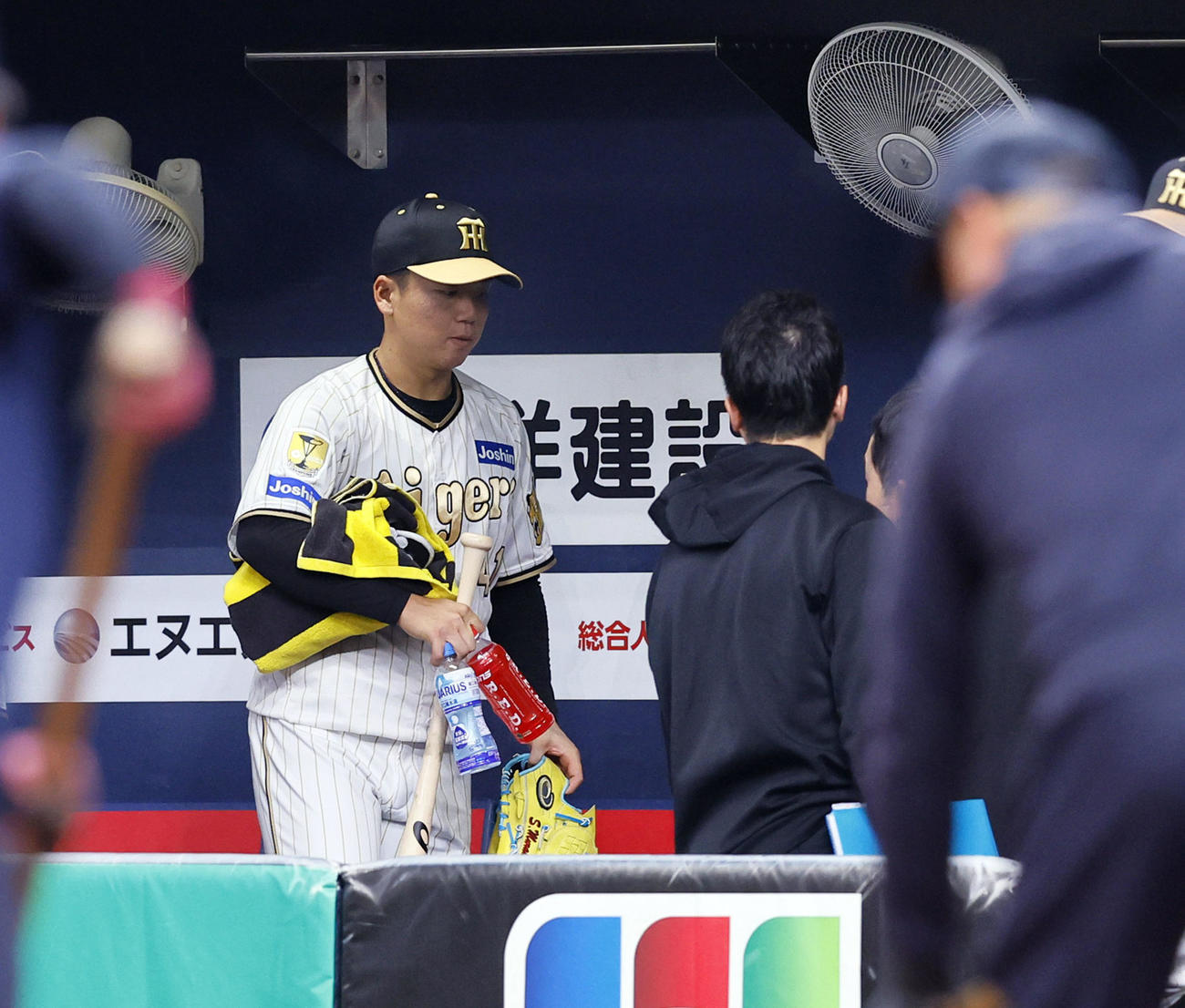 阪神対DeNA 3回で降板し、ベンチを引き揚げる阪神村上（撮影・藤尾明華）