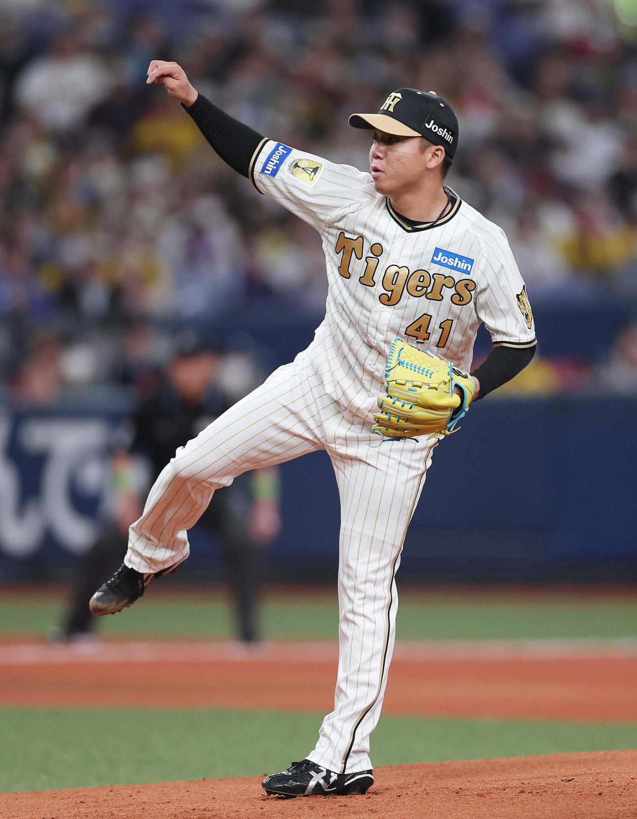 阪神対DeNA　力投する阪神先発の村上（撮影・前田充）