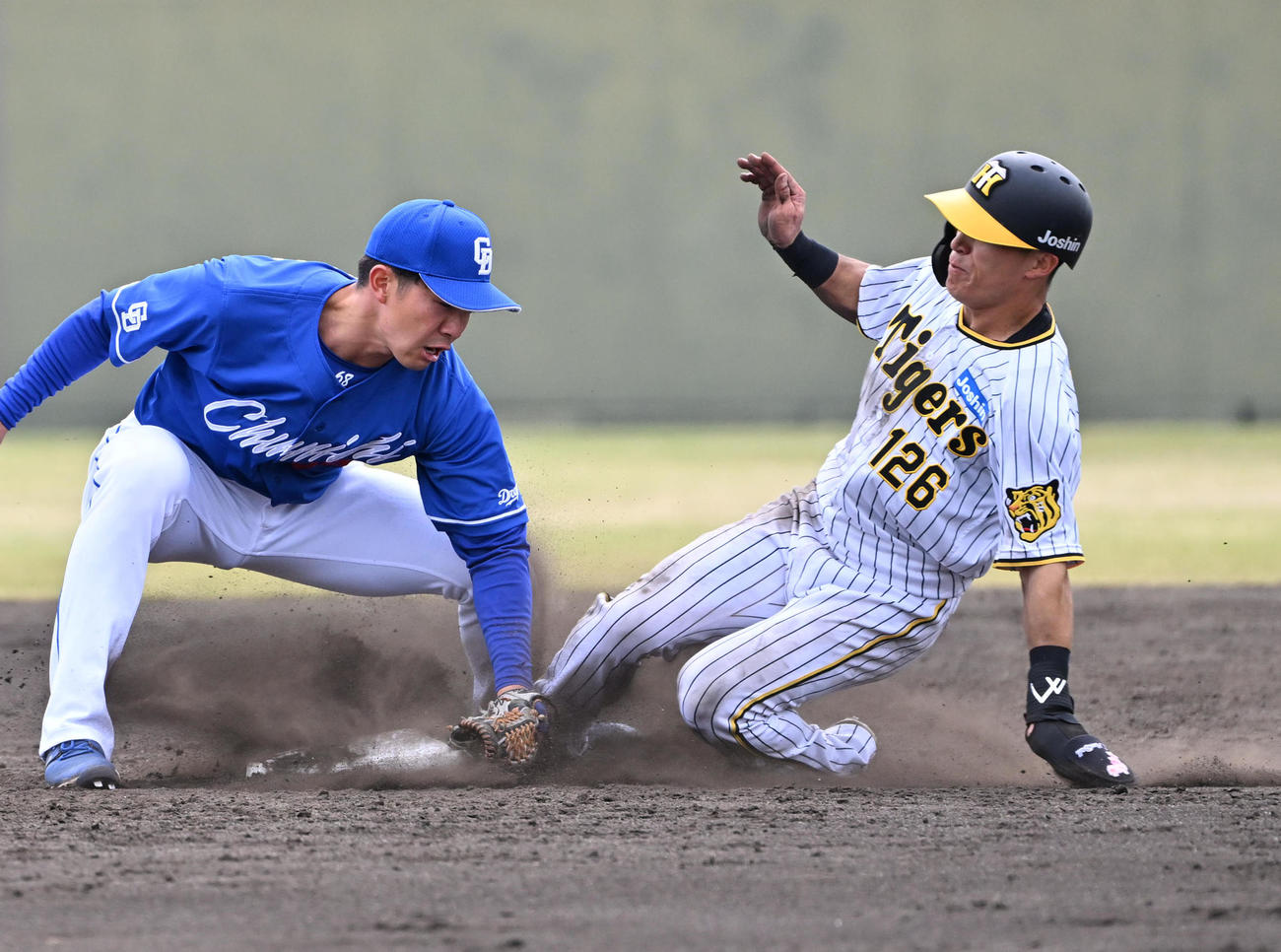 阪神対中日　4回裏阪神2死一塁、二塁への盗塁を決める福島（右）（撮影・石井愛子）