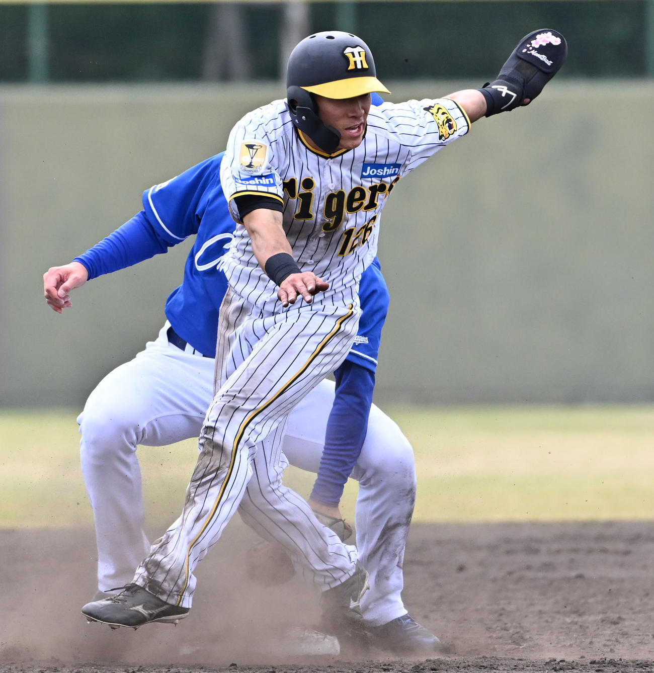 阪神対中日　4回裏阪神2死一塁、二塁への盗塁を決める福島（撮影・石井愛子）