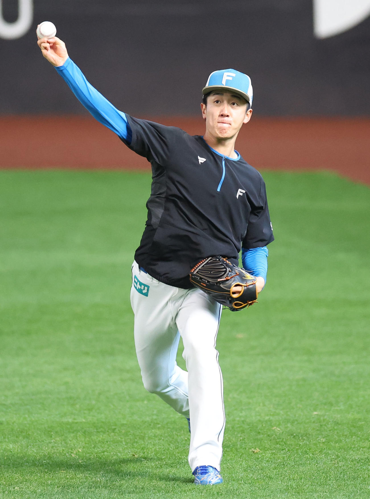 日本ハム対楽天　試合前、キャッチボールをする日本ハム北山（撮影・佐藤翔太）