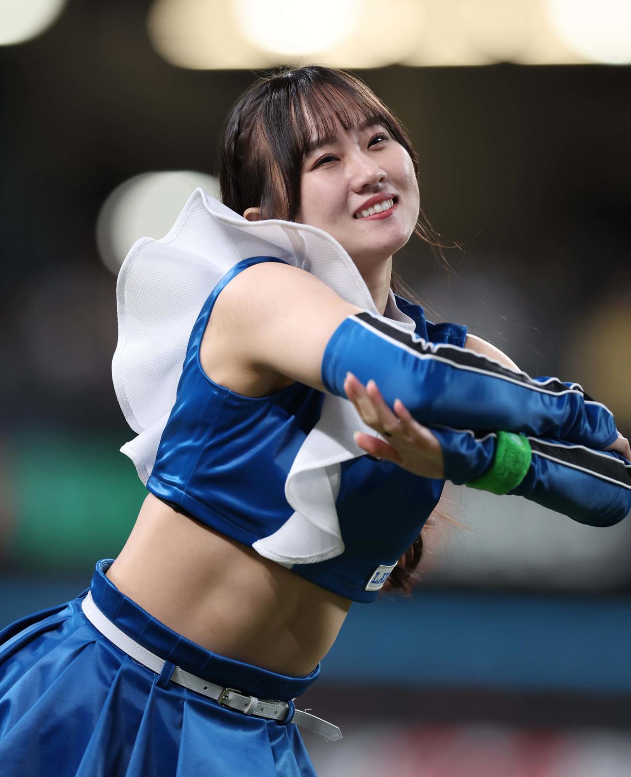 日本ハム対楽天　踊るファイターズガール（撮影・黒川智章）