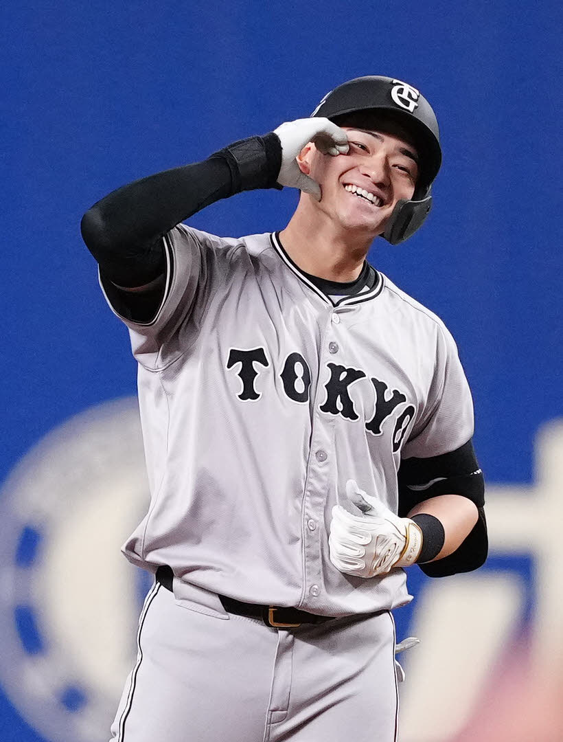 中日対巨人　4回表巨人2死一、二塁、適時二塁打を放ちポーズを決める萩尾（撮影・江口和貴）