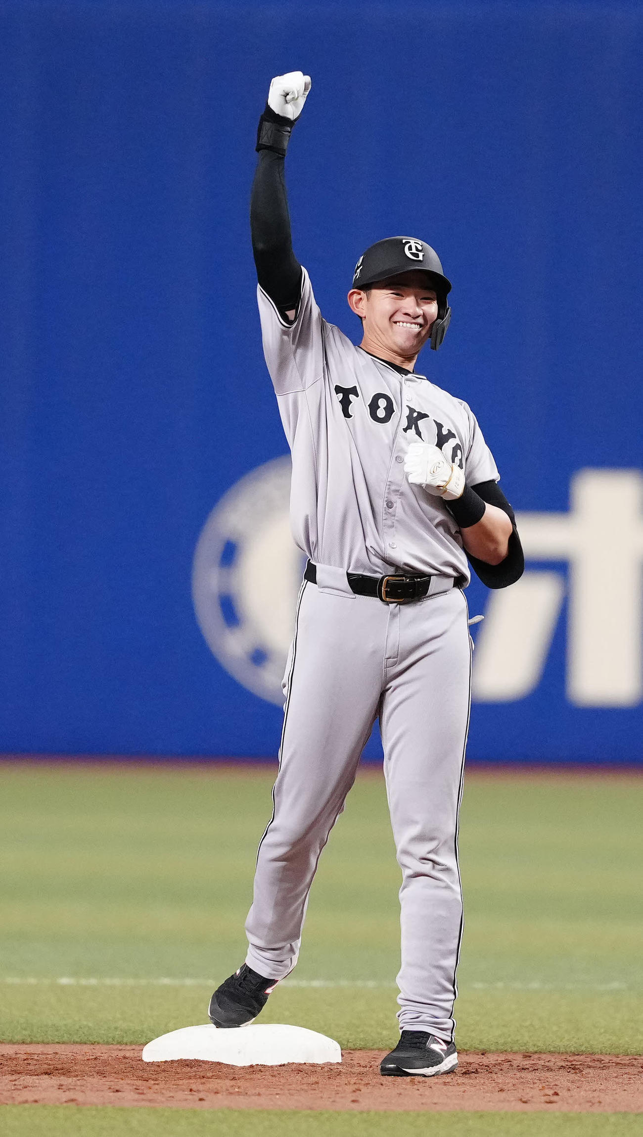 中日対巨人　4回表巨人2死一、二塁、適時二塁打を放ち、塁上でガッツポーズの萩尾（撮影・江口和貴）