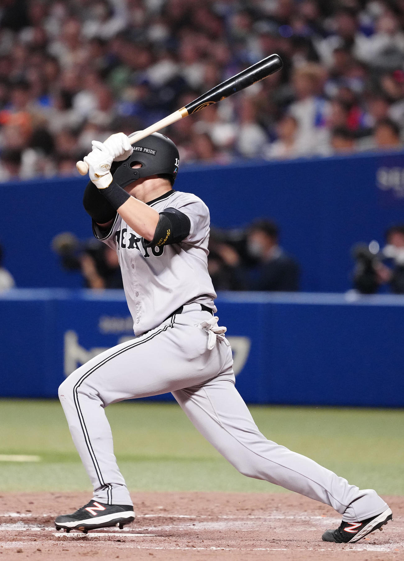 中日対巨人　4回表巨人2死一、二塁、適時二塁打を放つ萩尾（撮影・江口和貴）