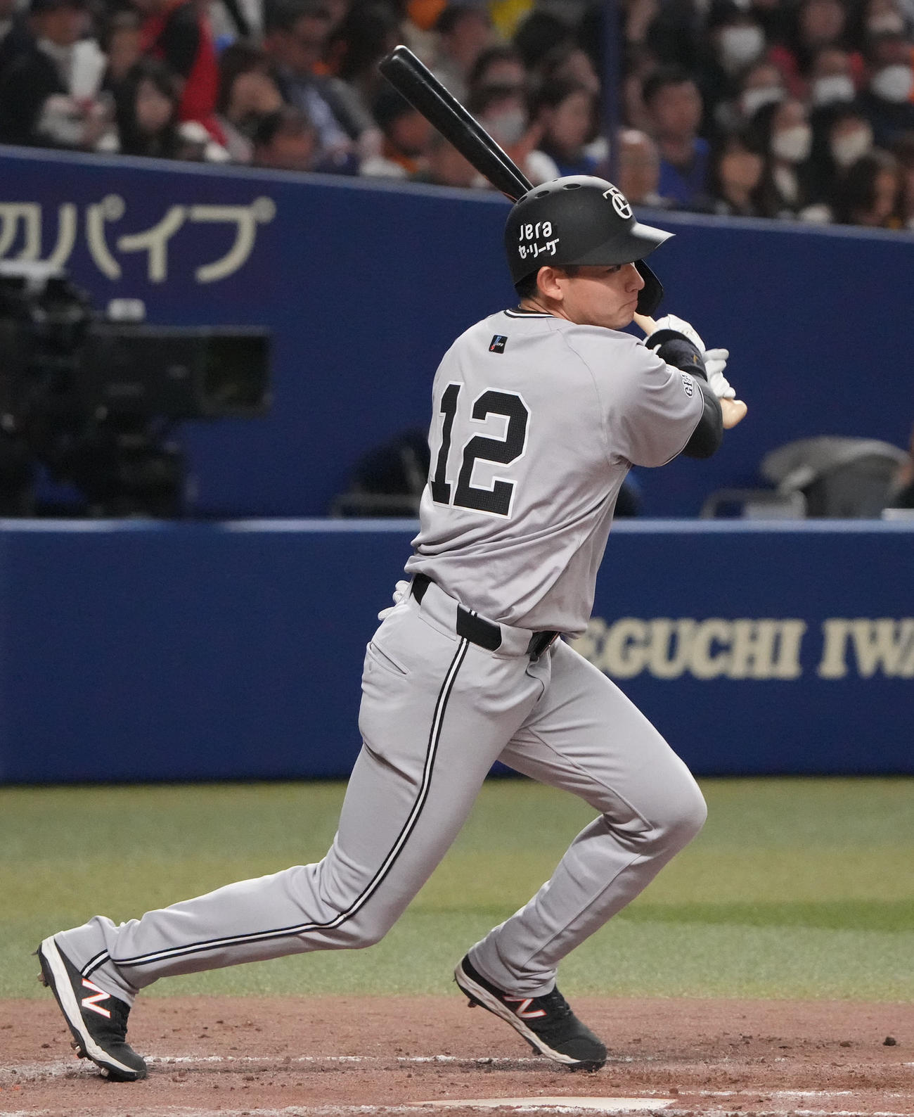 中日対巨人　4回表巨人2死一、二塁、中適時二塁打を放つ萩尾（撮影・森本幸一）