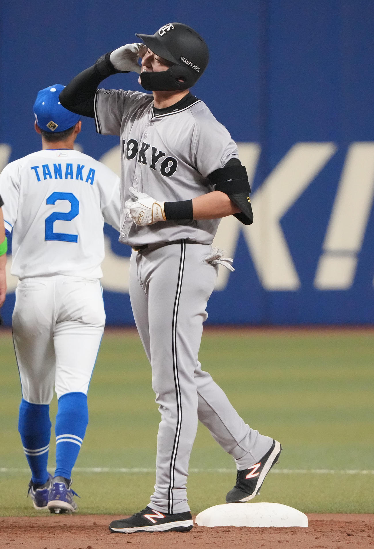 中日対巨人　4回表巨人2死一、二塁、中適時二塁打を放った萩尾（撮影・森本幸一）