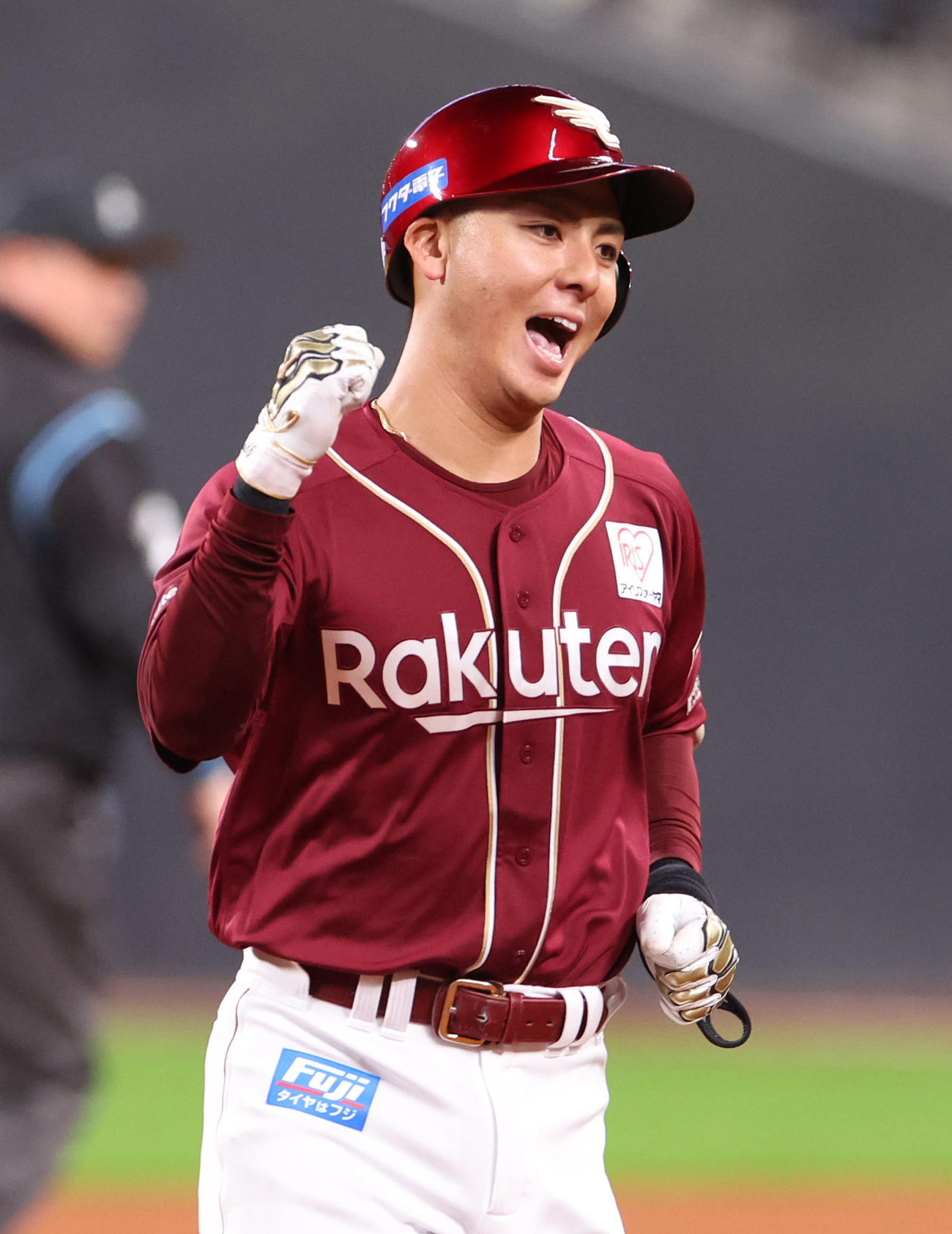 日本ハム対楽天　5回表楽天2死二塁、村林は左越え2点本塁打を放ちガッツポーズをする（撮影・佐藤翔太）