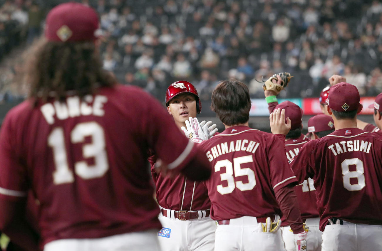 日本ハム対楽天　5回表楽天2死二塁、左越え2点本塁打を放ちポンセ（左手前）らナインに出迎えられる村林（撮影・佐藤翔太）