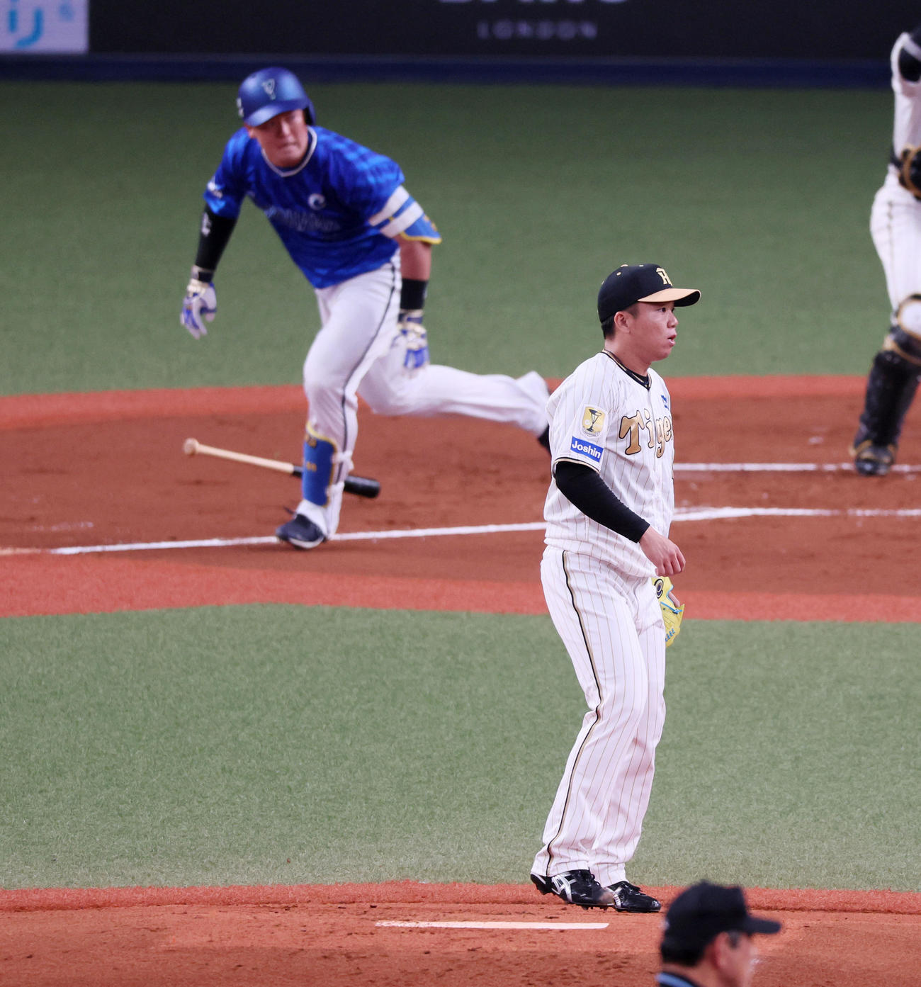 阪神対DeNA 1回表DeNA1死一、三塁、村上は牧の三塁適時失策で失点（撮影・加藤哉）