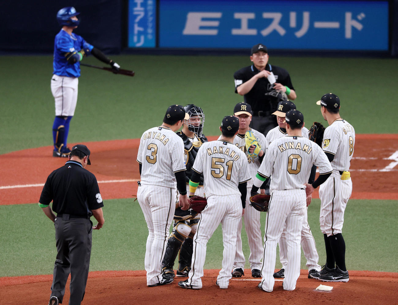阪神対DeNA 1回表DeNA1死満塁、打者関根を迎えたところでマウンドに集まるナインと村上（撮影・加藤哉）