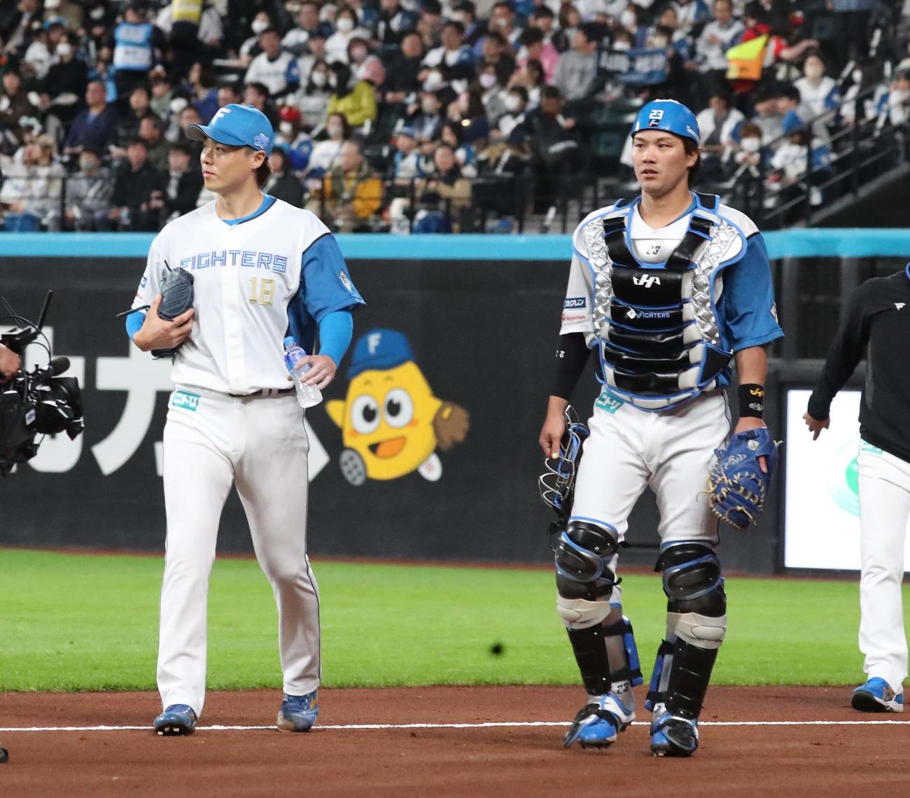 日本ハム対楽天　試合前の最終調整を終えベンチに戻る山崎（左）と伏見（撮影・黒川智章）