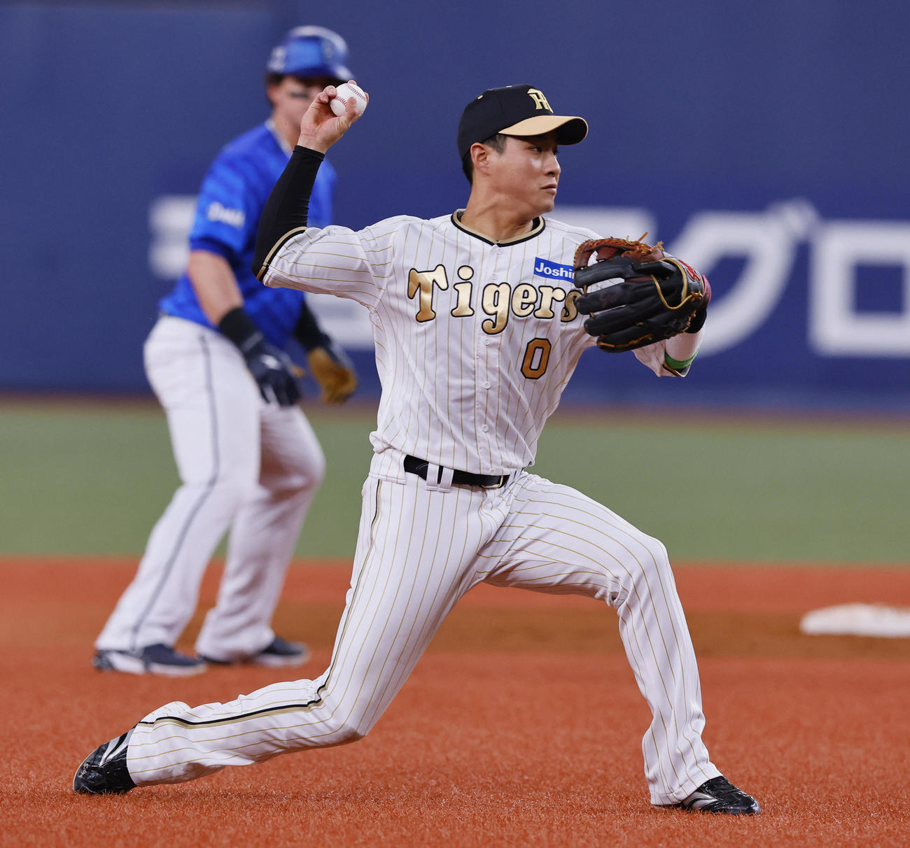 阪神対DeNA 4回表DeNA無死二、三塁、佐野の遊ゴロで本塁へ送球し、三走度会をアウトにする木浪（撮影・藤尾明華）