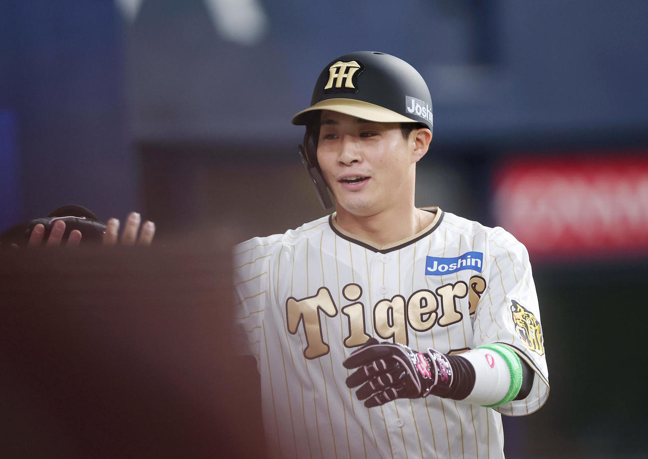 阪神対DeNA 7回裏阪神2死、右越え本塁打を放ちナインに迎えられる木浪（撮影・前田充）