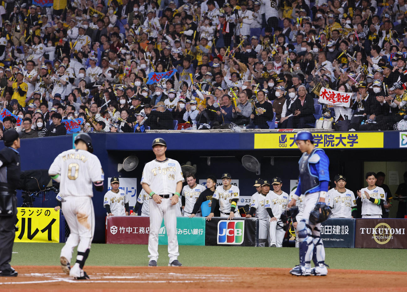 阪神対DeNA 7回裏阪神2死、本塁打を放った木浪を迎える阪神ナイン（撮影・藤尾明華）