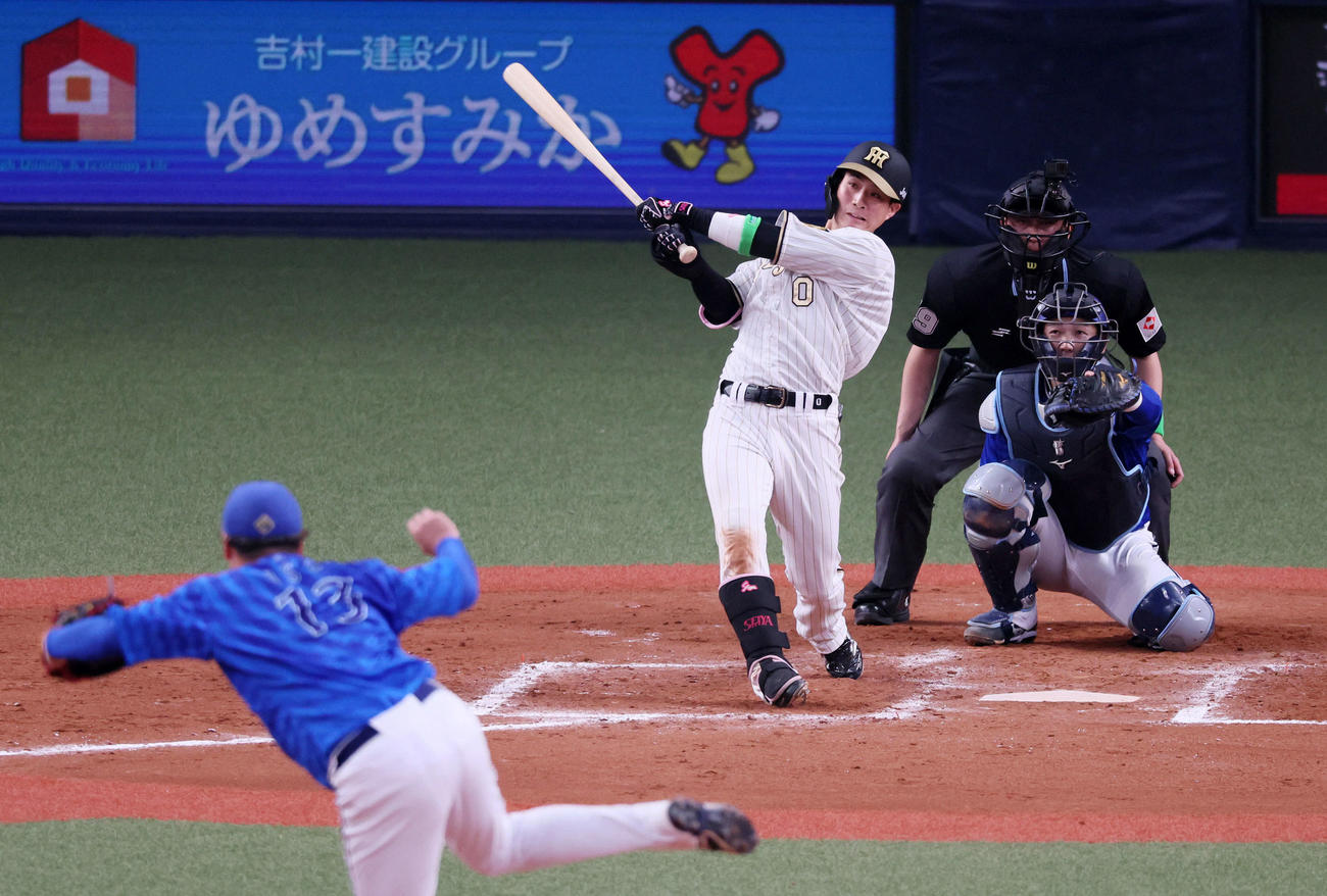 阪神対DeNA 7回裏阪神2死、木浪は今季初安打の右越えソロ本塁打を放つ。投手は伊勢（撮影・加藤哉）