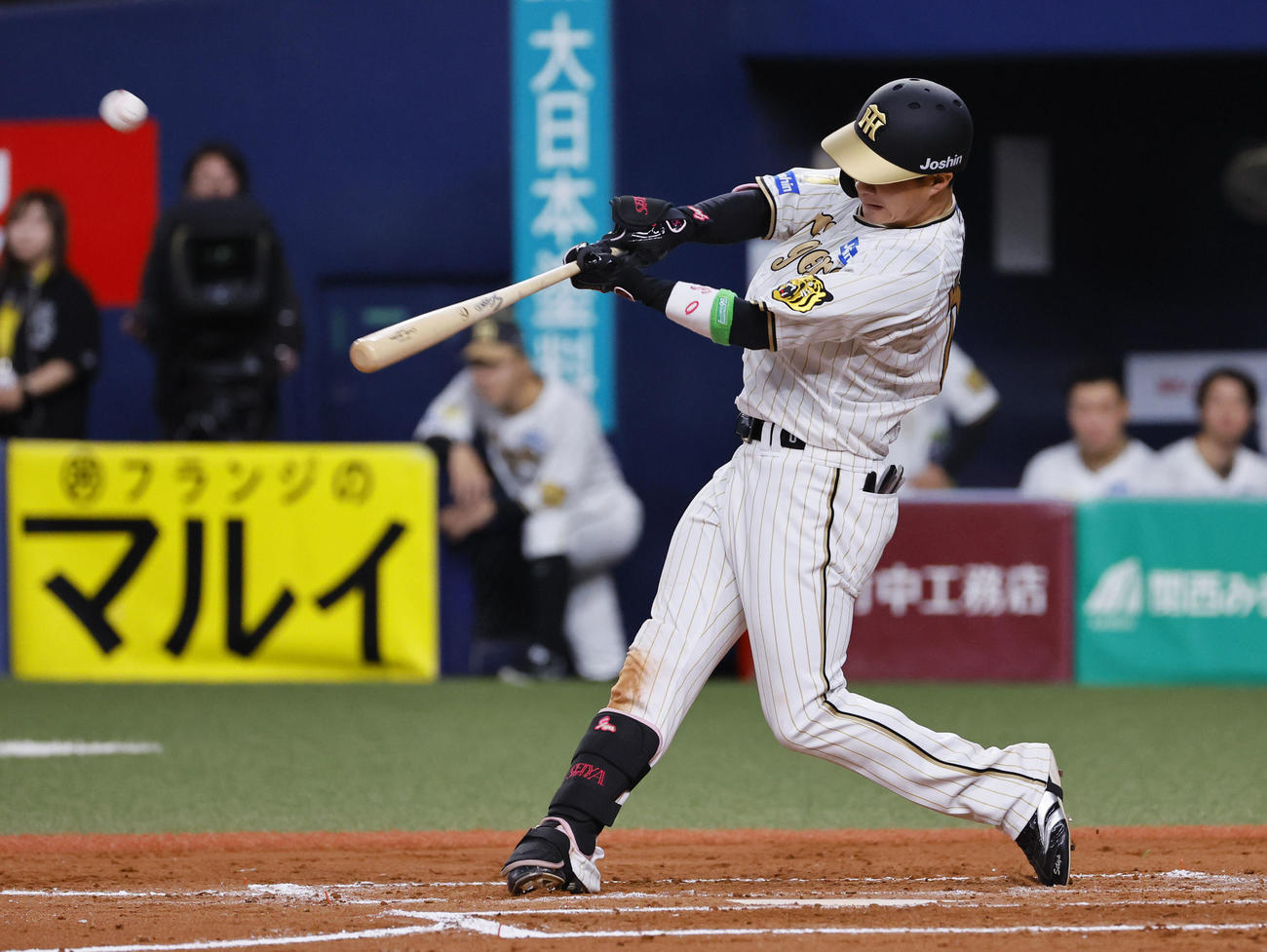 阪神対DeNA 7回裏阪神2死、木浪は右越えに本塁打を放つ（撮影・藤尾明華）