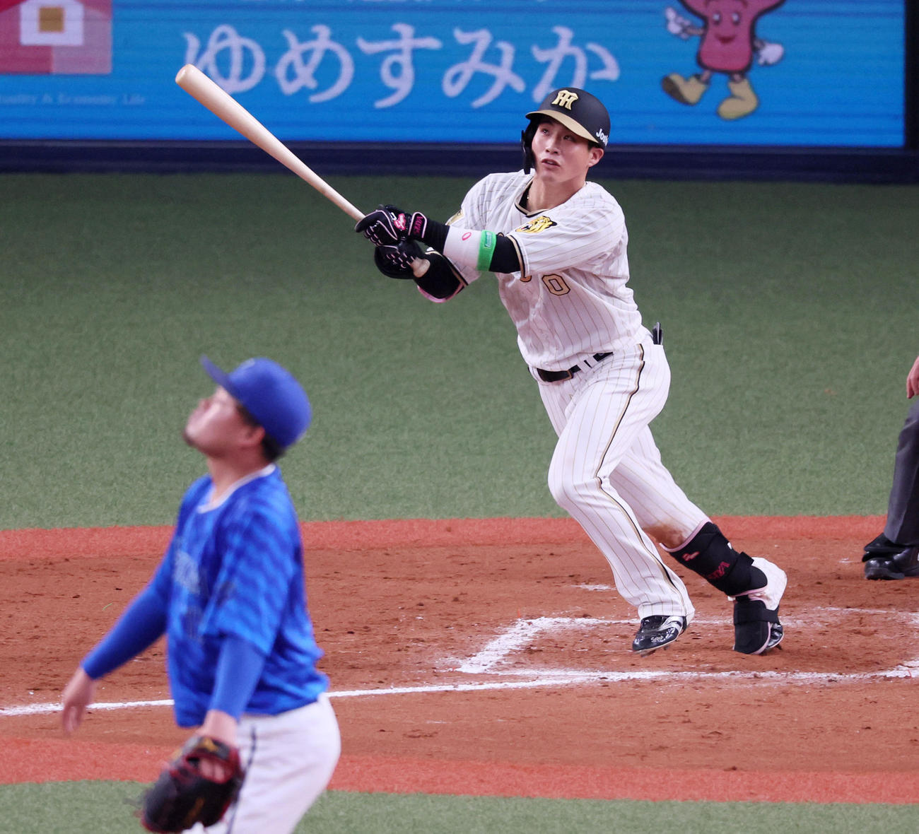 阪神対DeNA 7回裏阪神2死、木浪は右越えソロ本塁打を放つ。投手は伊勢（撮影・加藤哉）