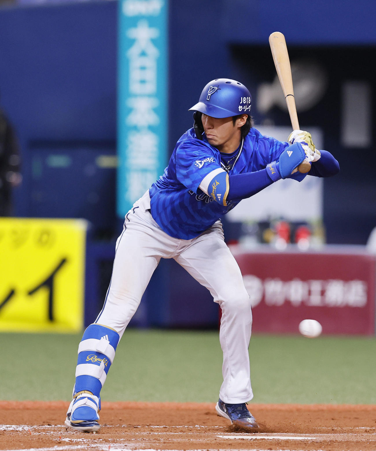 阪神対DeNA 4回表DeNA無死、四球を選ぶ度会（撮影・藤尾明華）