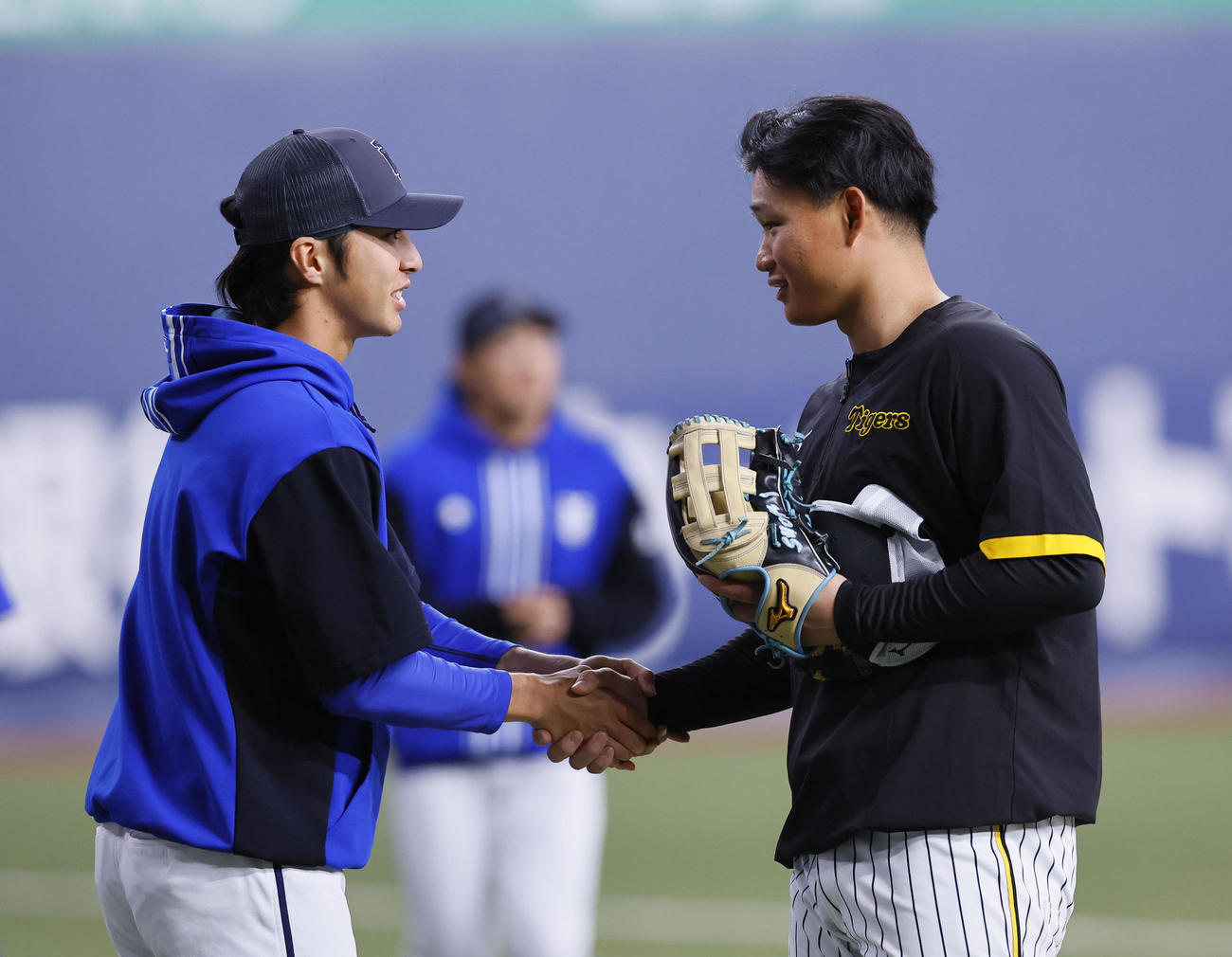 握手を交わすDeNA度会（左）と阪神森下（撮影・藤尾明華）