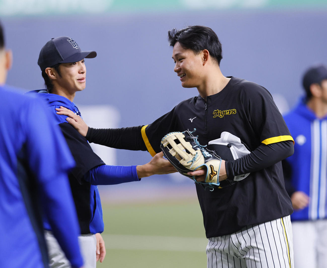 あいさつするDeNA度会（左）と阪神森下（撮影・藤尾明華）