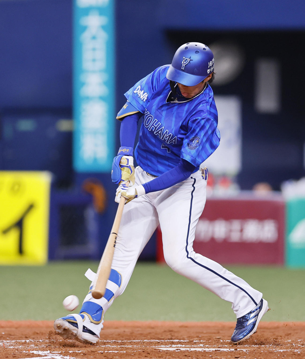 阪神対DeNA 2回表DeNA1死、二ゴロ内野安打を放つ度会（撮影・藤尾明華）