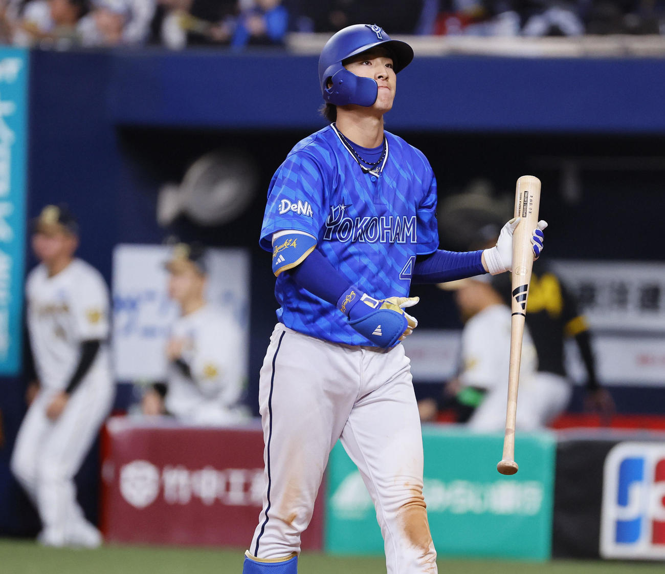 阪神対DeNA 8回表DeNA2死、三振に倒れた度会（撮影・藤尾明華）
