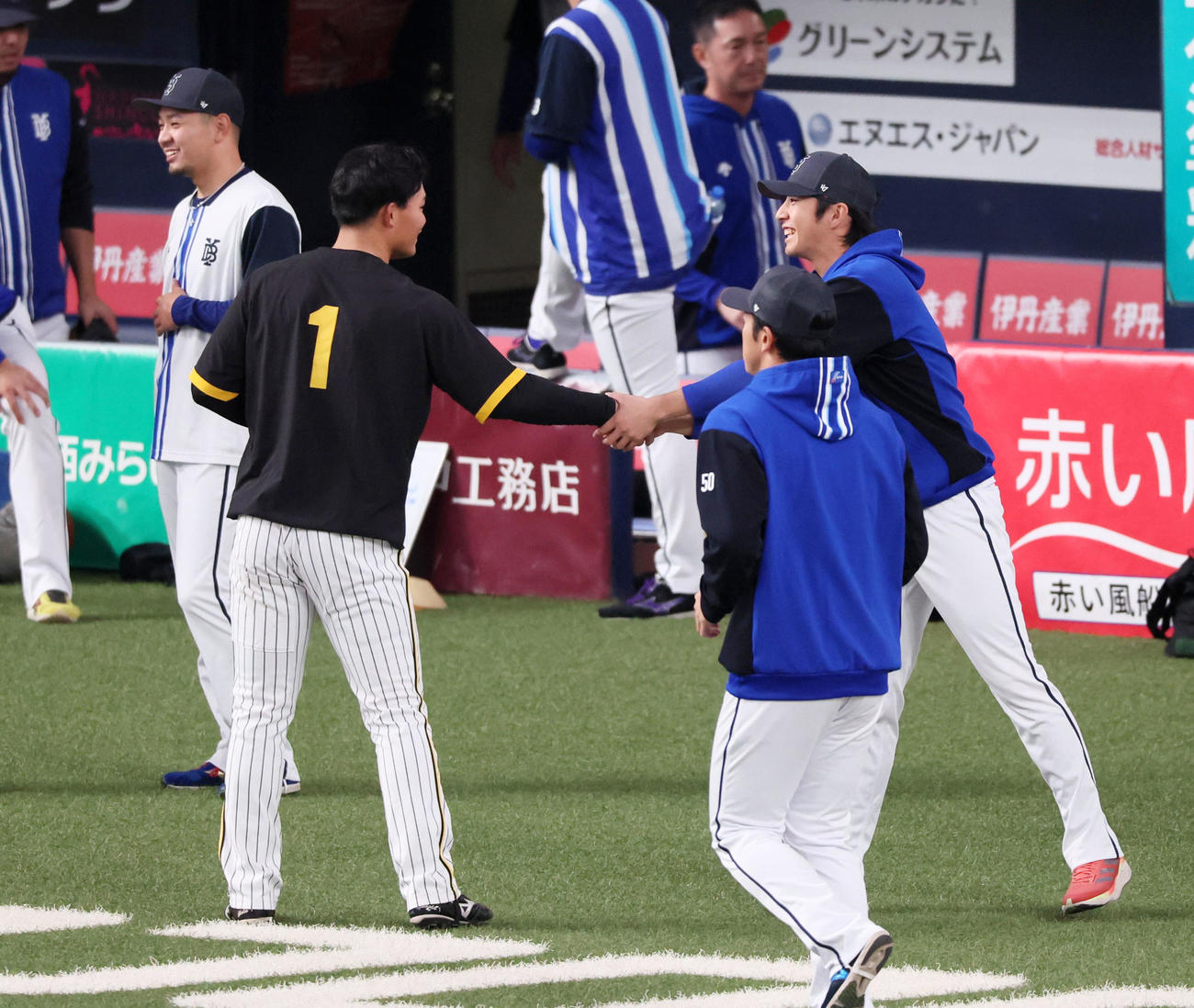 阪神対DeNA　森下（左）は度会と握手してあいさつする（撮影・加藤哉）