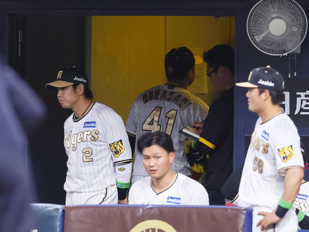 阪神対DeNA 3回で降板し、ベンチを引き揚げる阪神村上（41）（撮影・藤尾明華）