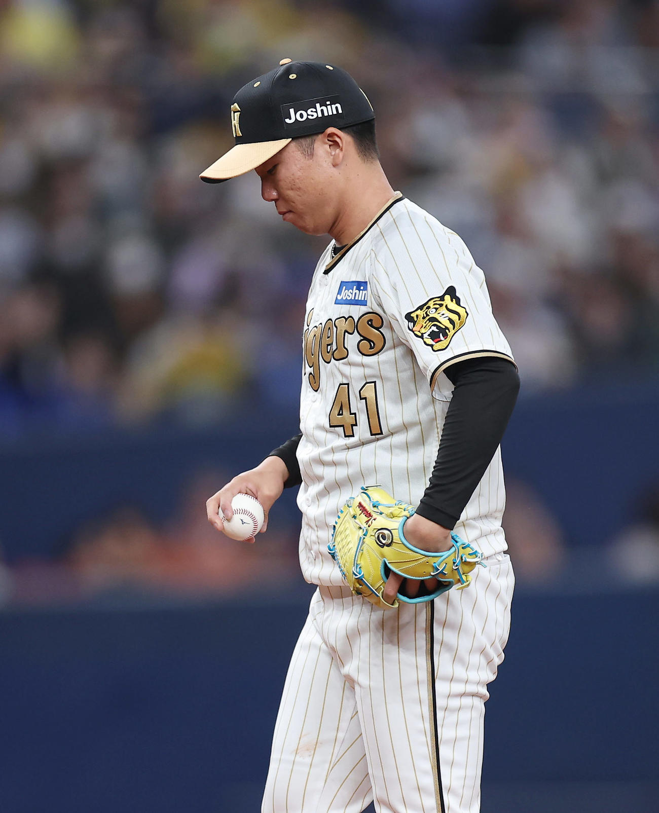 阪神対DeNA 1回表DeNA2死満塁、山本に3点適時三塁打を浴びた村上（撮影・前田充）