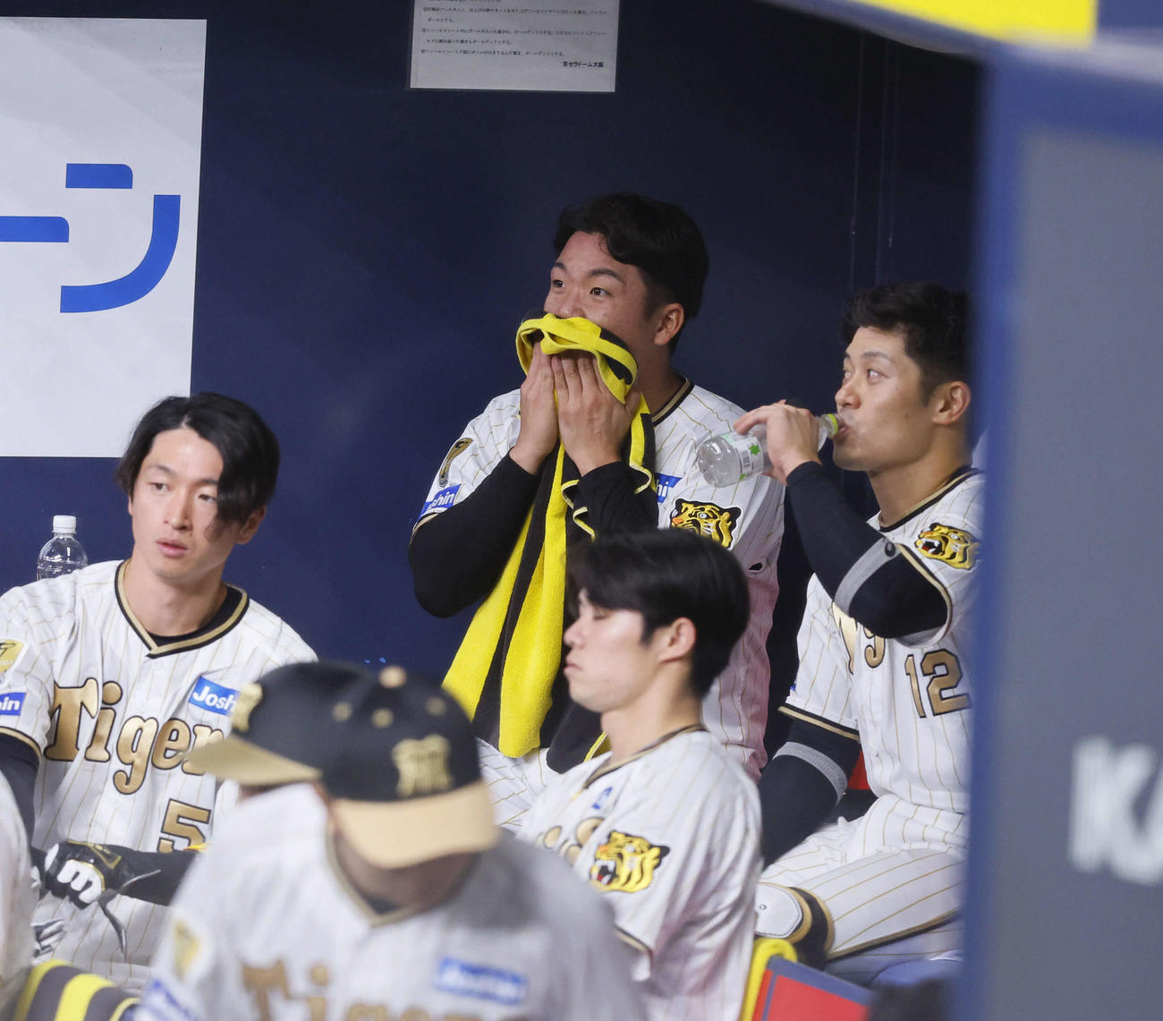 阪神対DeNA 1回に4失点し、ベンチで汗を拭う村上（中央）（撮影・藤尾明華）