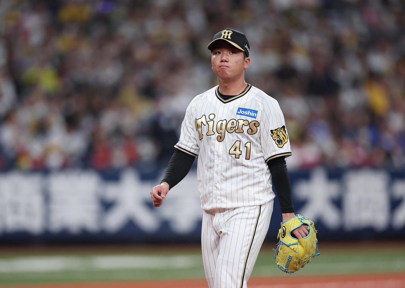 阪神対DeNA 1回表を投げ終え、厳しい表情を見せながらベンチへ戻る阪神村上（撮影・前田充）