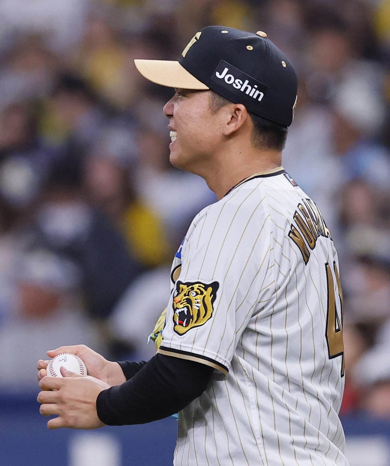 阪神対DeNA 3回表DeNA1死満塁、山本に中前打を浴び悔しそうな表情を見せる村上（撮影・藤尾明華）