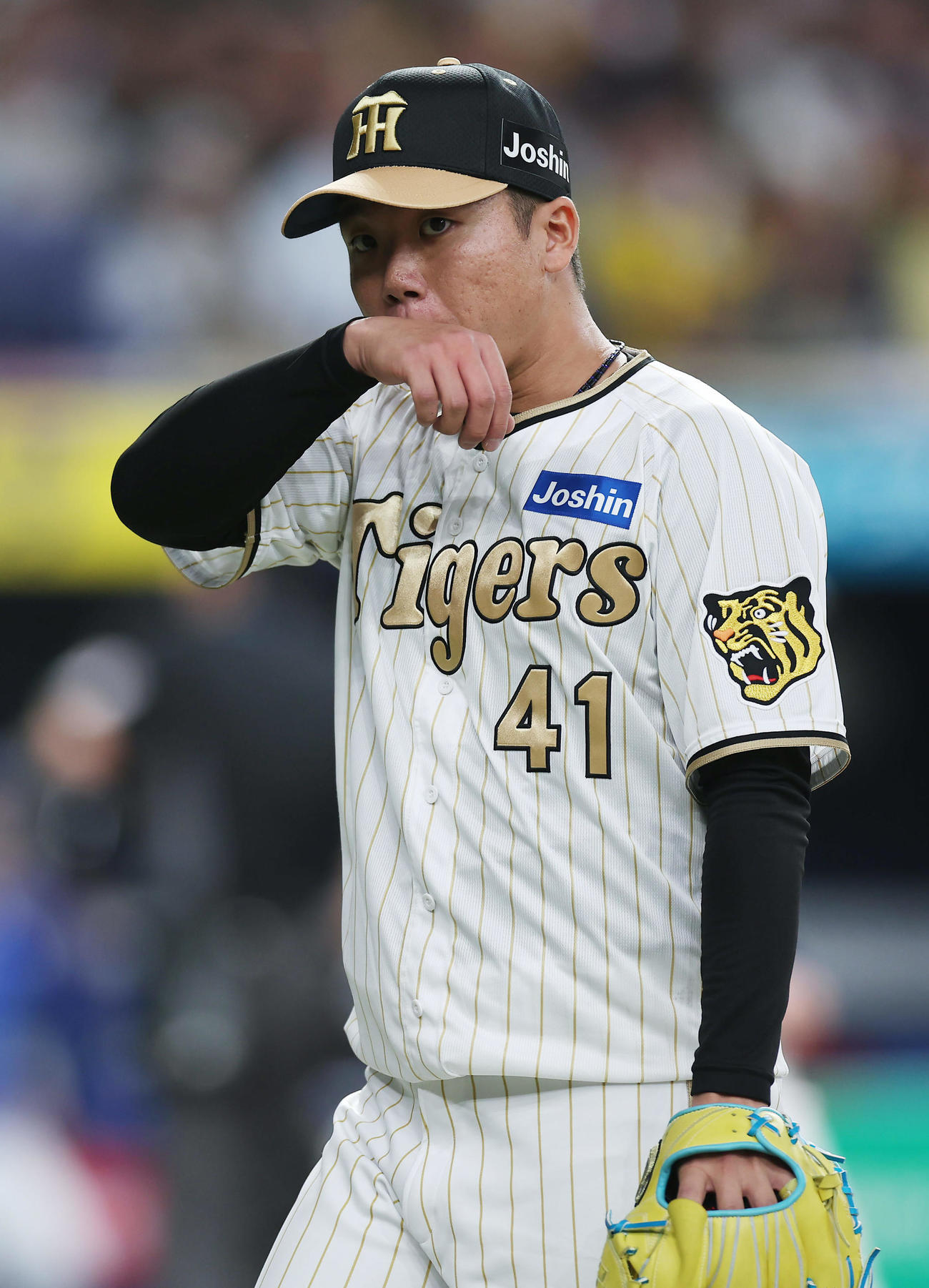 阪神対DeNA 3回表を投げ終え、厳しい表情を見せながらベンチへ戻る阪神村上（撮影・前田充）