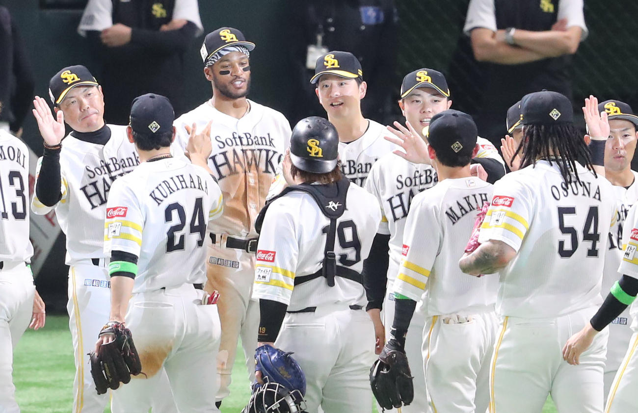 ソフトバンク対ロッテ　本拠地開幕で勝利を飾ったソフトバンクナインはハイタッチをかわす（撮影・梅根麻紀）