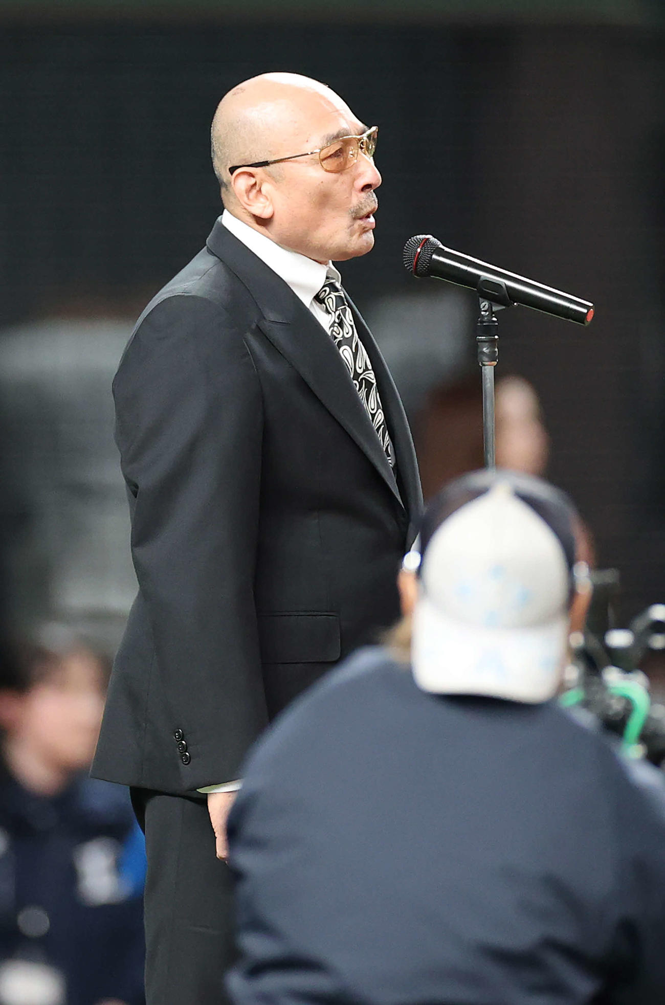 西武対オリックス　試合前、君が代を独唱した横山剣（撮影・河野匠）
