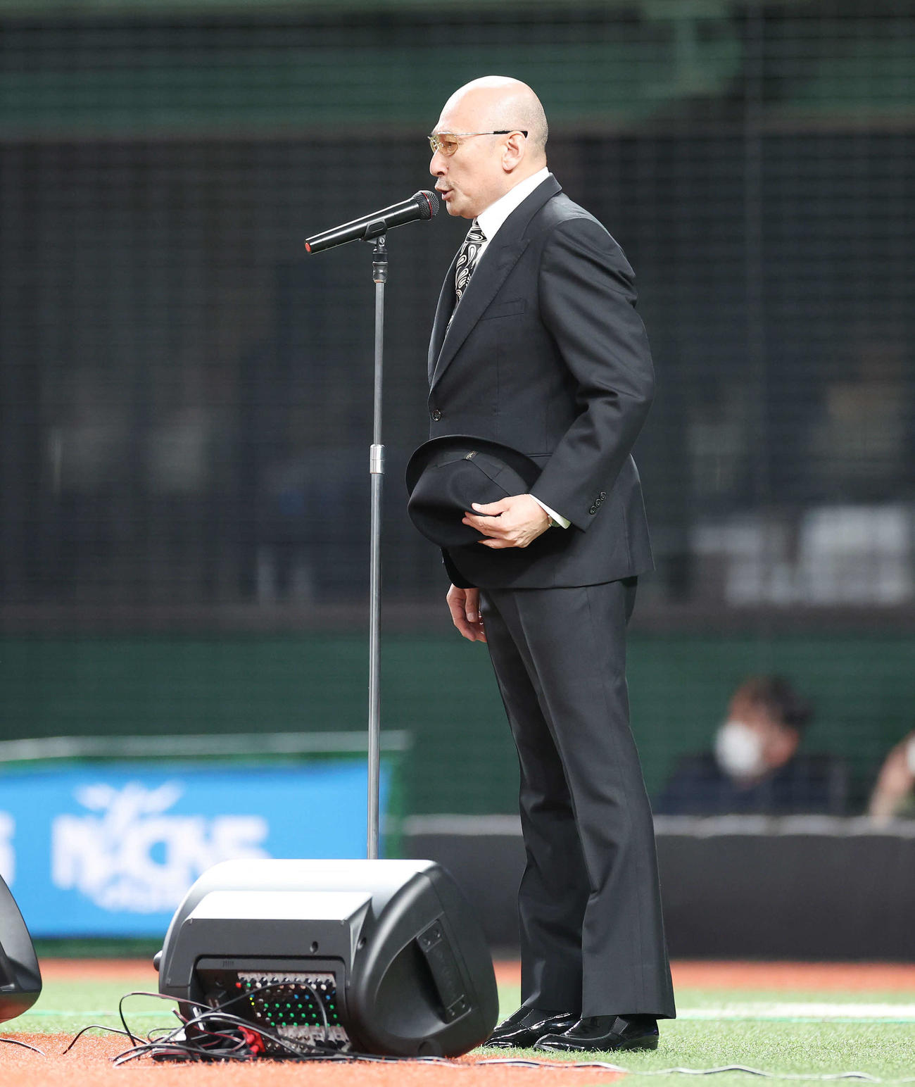 西武対オリックス　君が代独唱するクレイジーケンバンド横山剣（撮影・宮地輝）