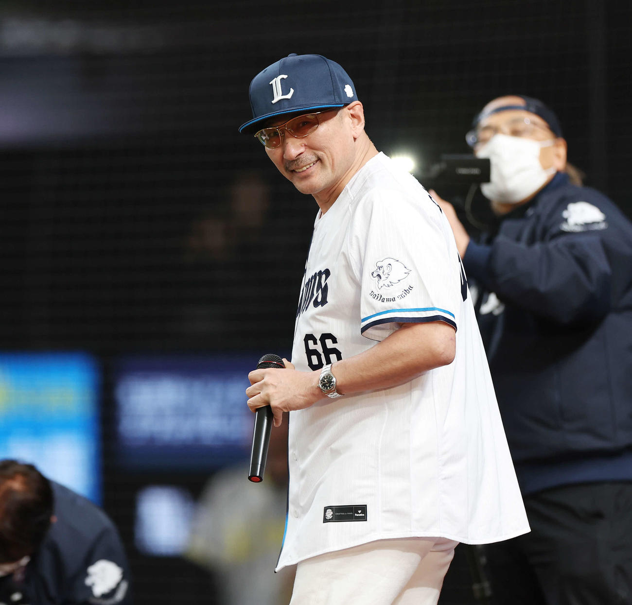 西武対オリックス　笑顔を見せるクレイジーケンバンド横山剣（撮影・宮地輝）