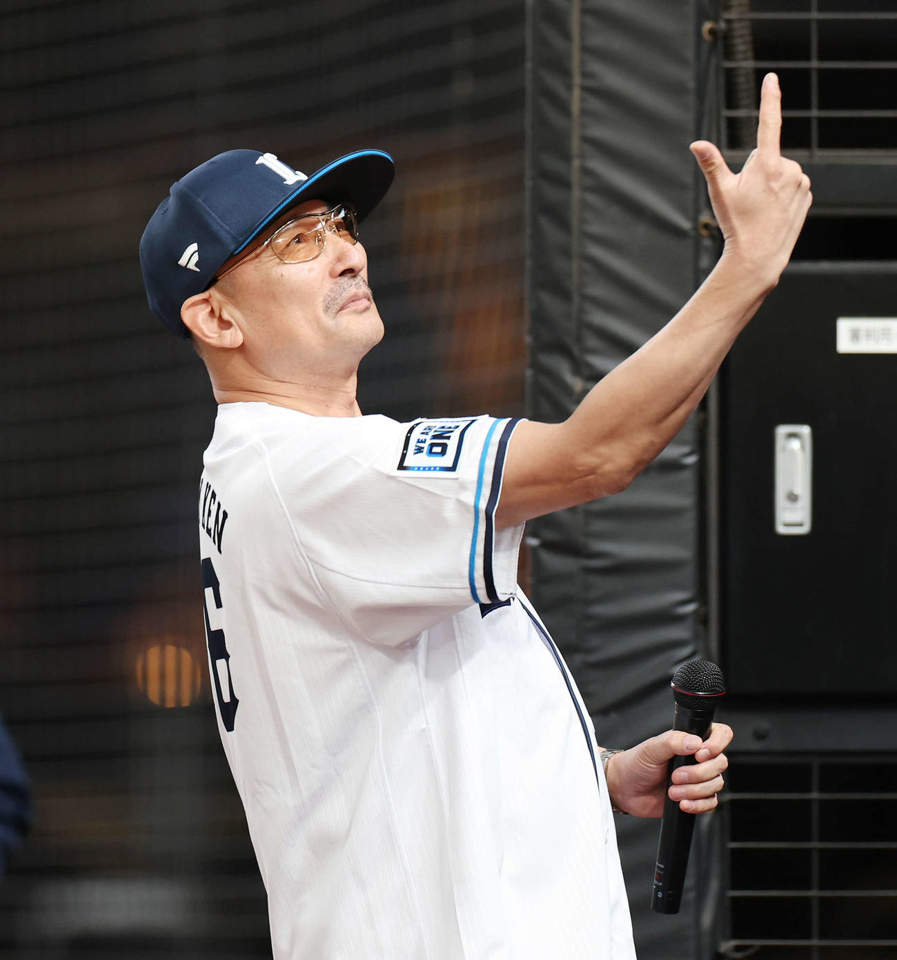 西武対オリックス　ファンにポーズを決めるクレイジーケンバンド横山剣（撮影・宮地輝）
