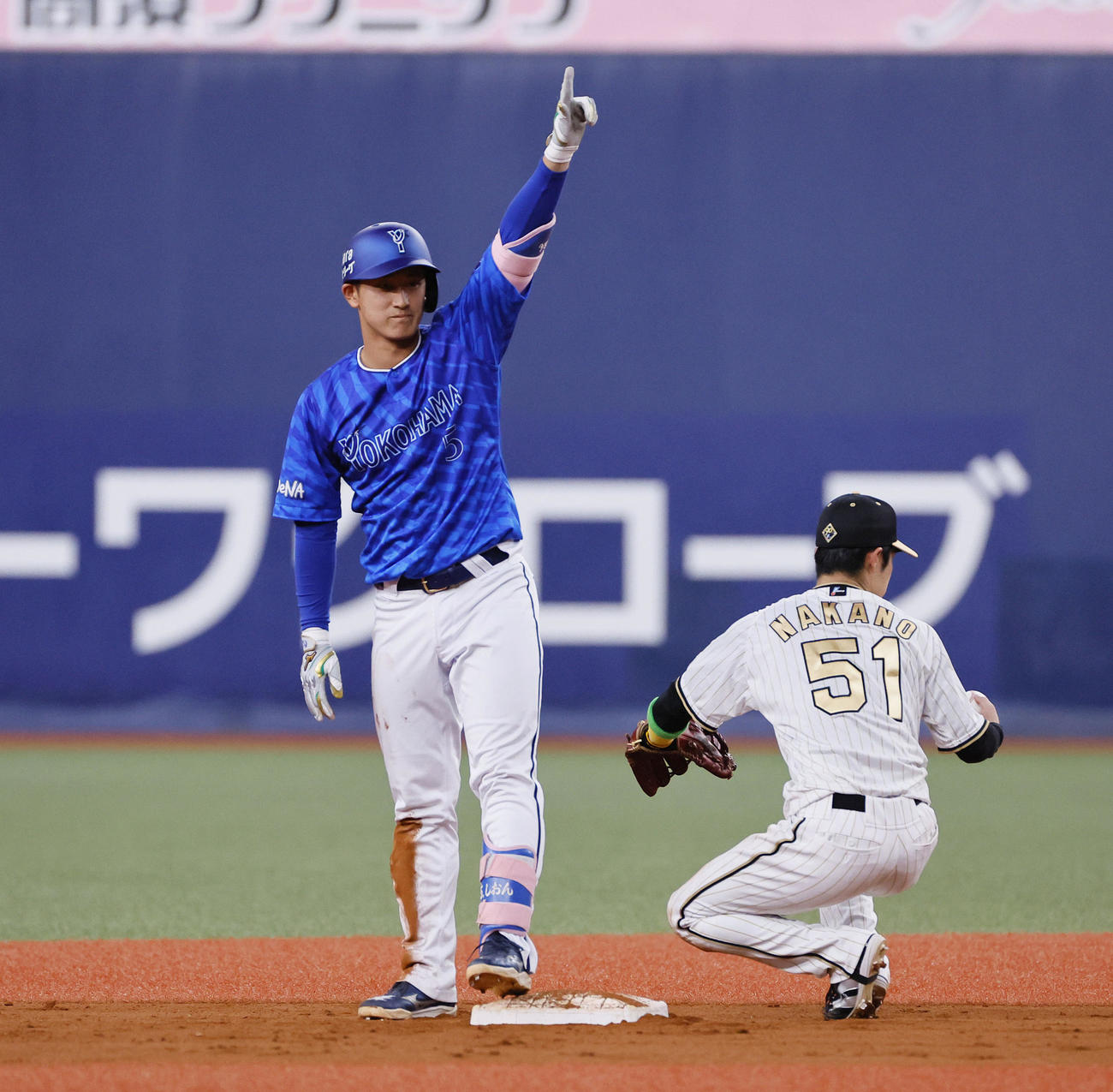 阪神対DeNA 9回表DeNA1死、松尾は左越えにプロ初安打となる二塁打を放ちポーズをとる（撮影・藤尾明華）