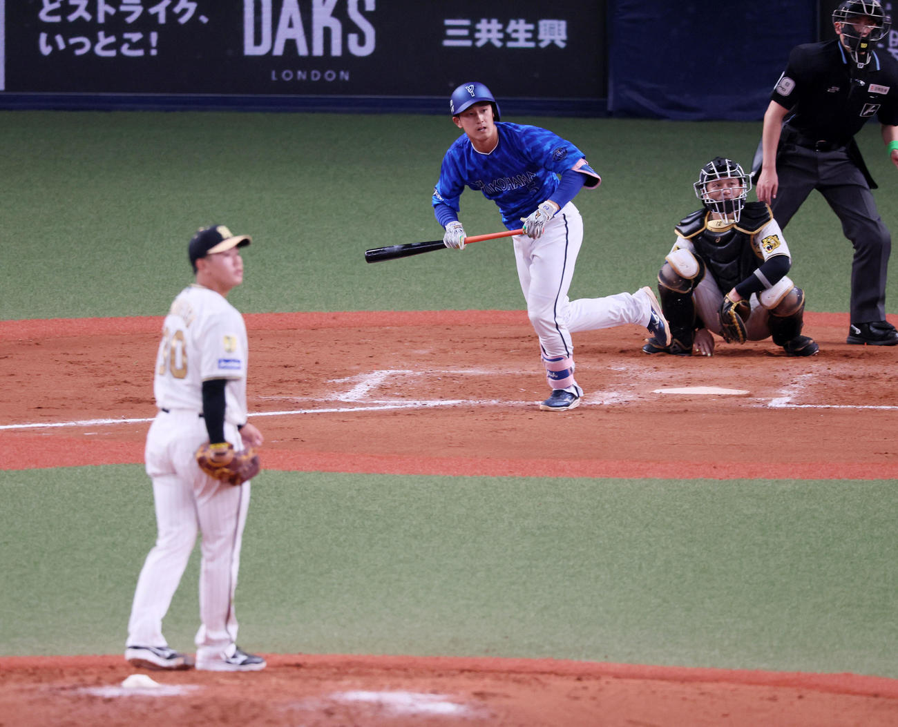 阪神対DeNA 9回表DeNA1死、代打松尾は左二塁打を放つ。投手は門別（撮影・加藤哉）