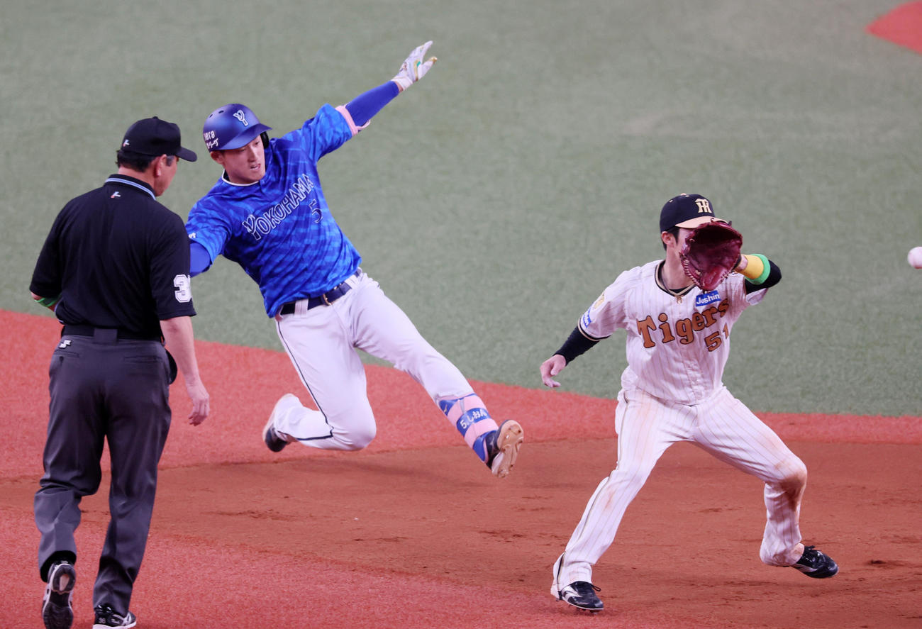 阪神対DeNA 9回表DeNA1死、代打松尾は左二塁打を放つ。野手は中野（撮影・加藤哉）