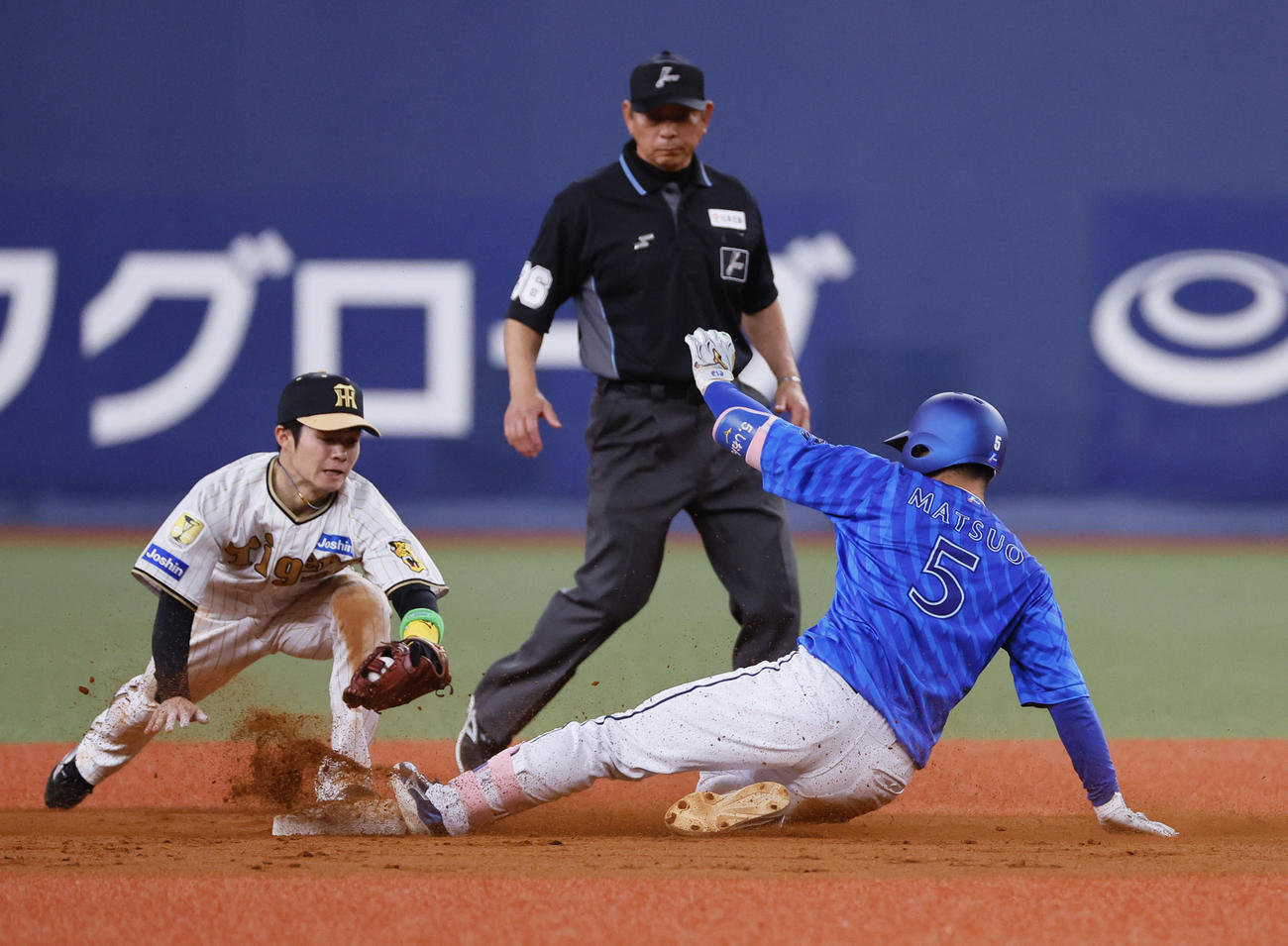 阪神対DeNA 9回表DeNA1死、松尾は左越えにプロ初安打となる二塁打を放ち滑り込む。野手中野（撮影・藤尾明華）